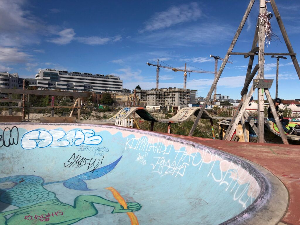 Skatepark und Baukräne
